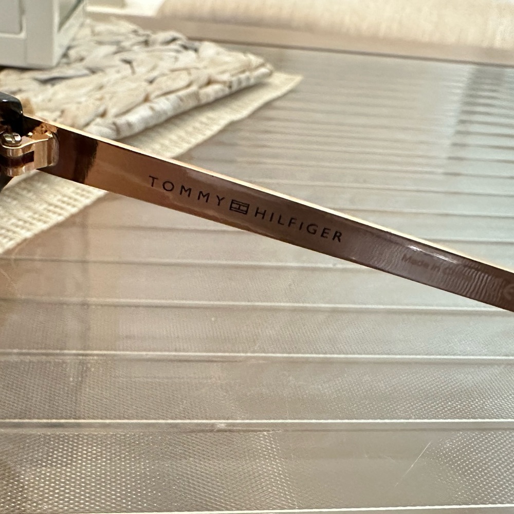 🔥NWOT Tommy Hilfiger Sunglasses! - Picture 2 of 4